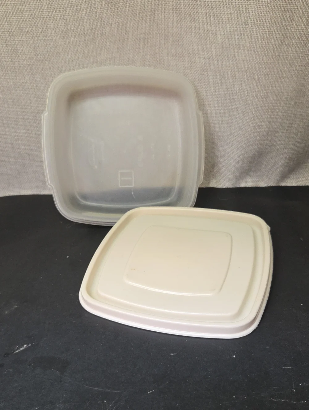 4 Rubbermaid Containers With Lids‎